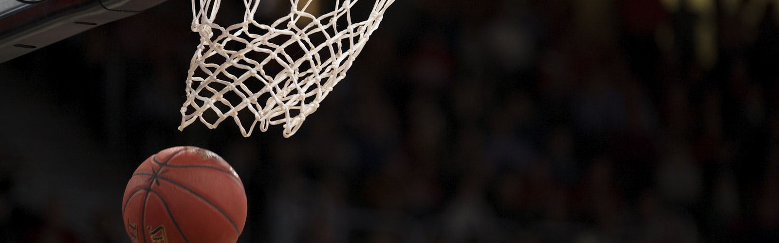 乐竞俱乐部新转入后卫球员在防守中成功拦截的场面