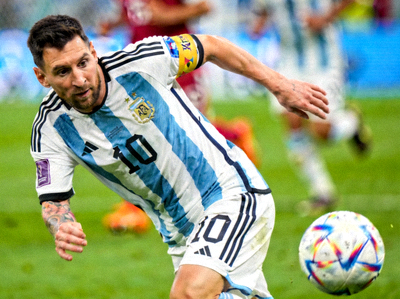 乐竞俱乐部10号核心中场球员在比赛中带球突破的精彩瞬间