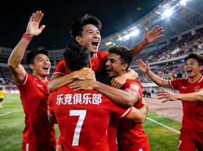 乐竞俱乐部7号前锋球员在进球后与队友激情庆祝的场面