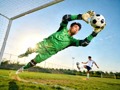 乐竞门将飞身扑救训练射门，动作舒展专业