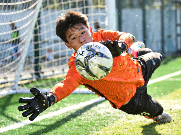 乐竞青训U18梯队门将张宇在扑救训练中飞身跃起的英姿