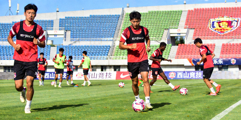 乐竞球员在西山竞技主场进行赛前训练