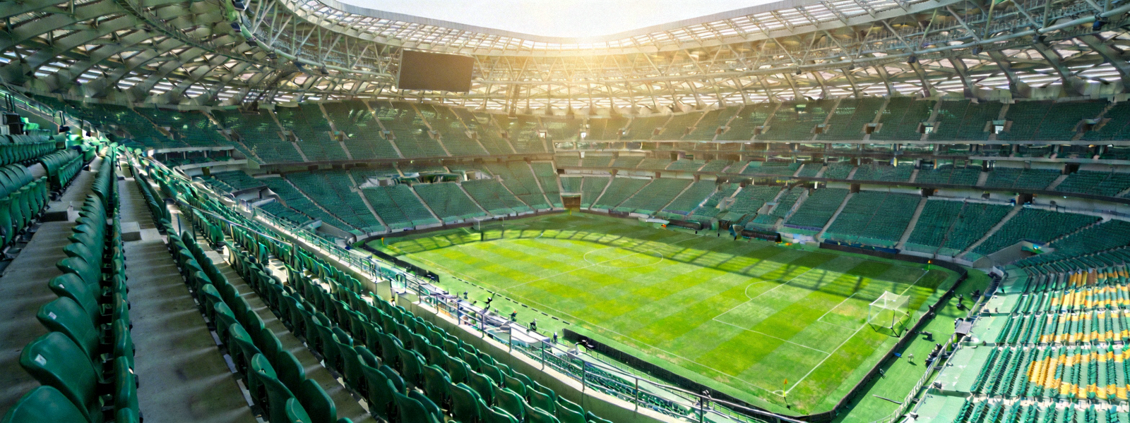 乐竞体育场全景俯瞰图，绿色座椅和草坪在阳光下熠熠生辉