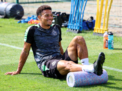 球员训练后使用泡沫轴进行肌肉放松恢复