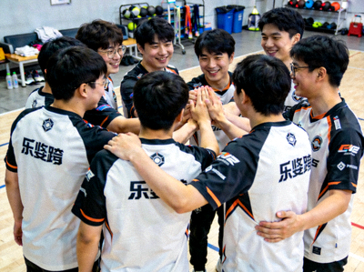 训练间隙，乐竞全队队员围成一圈互相鼓励加油